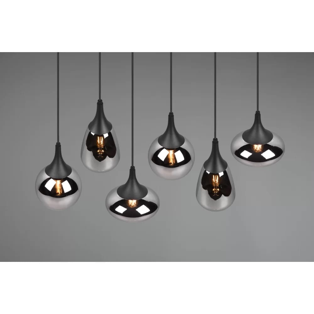 Lampa wisząca Lumina 6-punktowa w kolorze czarnym i chromowanym, składająca się z sześciu różnorodnych kloszy w formach kropli i kul, zawieszona na cienkich linkach na szarym tle.
