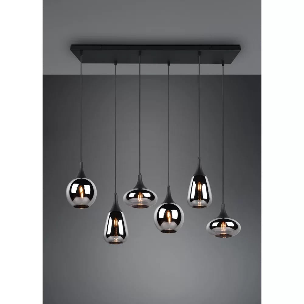 Lampa wisząca Lumina 6-punktowa w kolorze czarnym i chromowanym. Sześć zwisających kloszy o różnych kształtach, zawieszonych na cienkich linkach, montowanych do prostokątnego stropu. Tło w odcieniach szarości.