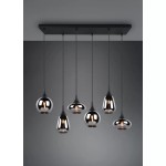 Lampa wisząca Lumina 6-punktowa w kolorze czarnym i chromowanym. Sześć zwisających kloszy o różnych kształtach, zawieszonych na cienkich linkach, montowanych do prostokątnego stropu. Tło w odcieniach szarości.