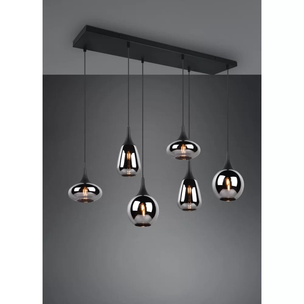 Lampa wisząca Lumina 6-punktowa w czarnym i chromowanym wykończeniu, z sześcioma szklanymi kloszami w różnych kształtach, zawieszona na czarnej listwie sufitowej. Klosze mają lustrzaną powierzchnię, emitując ciepłe światło.