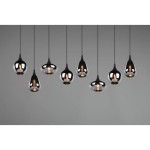 Osiem punktów świetlnych w lampie wiszącej Lumina, w kolorze czarnym i chromowanym. Lampa w kształcie kropli, zawieszona na cienkich linkach, z widocznymi żarówkami w środku, na szarym tle.