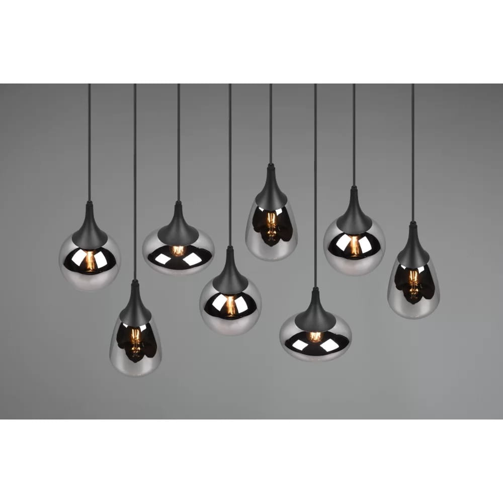 Lampa wisząca Lumina 8-punktowa w kolorze czarnym i chromowanym. Składa się z ośmiu kloszy w kształcie kropli, z metalicznymi i matowymi wykończeniami. Zawieszona na cienkich linkach, wisi w równym rozstawieniu na szarym tle.
