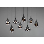 Lampa wisząca Lumina 8-punktowa w kolorze czarnym i chromowanym. Składa się z ośmiu kloszy w kształcie kropli, z metalicznymi i matowymi wykończeniami. Zawieszona na cienkich linkach, wisi w równym rozstawieniu na szarym tle.