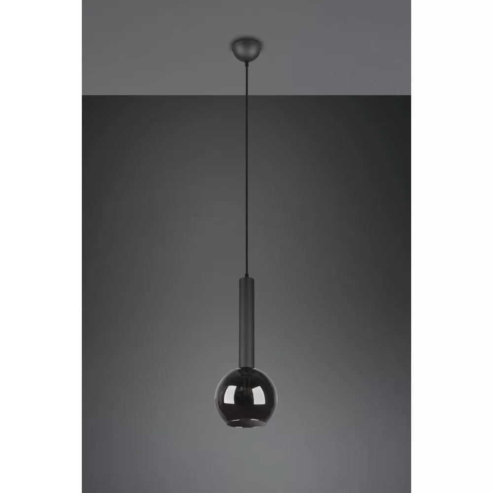 Czarna lampa wisząca Clayton 1-punktowa o okrągłej, szklanej kloszowej głowicy i metalowym, prostokątnym uchwycie. Zawieszona na cienkim przewodzie, wisi w centralnej części zdjęcia na jednolitym, ciemnym tle.