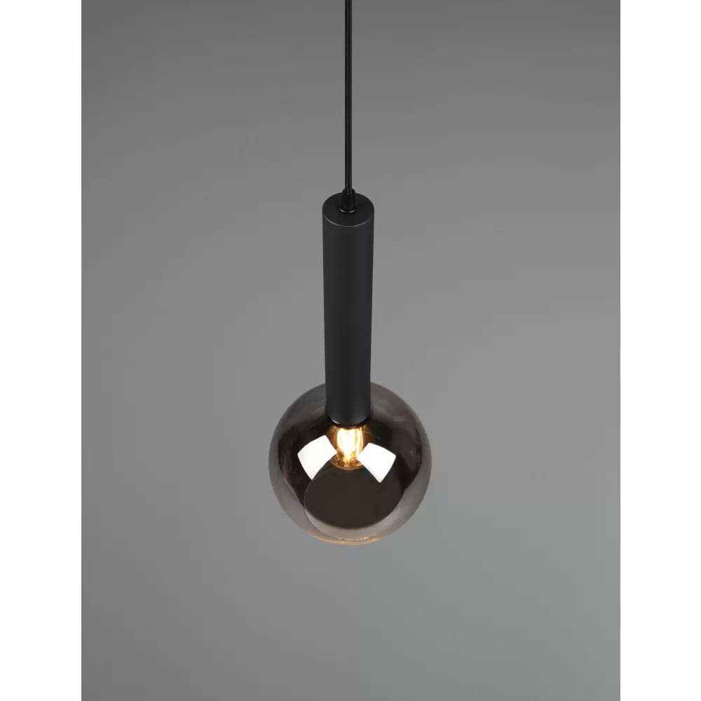 Czarna lampa wisząca Clayton z 1 punktem świetlnym, z metalowym uchwytem i szklanym kloszem w kształcie kuli. Produkt wiszący, widok z góry, na jednolitym tle.