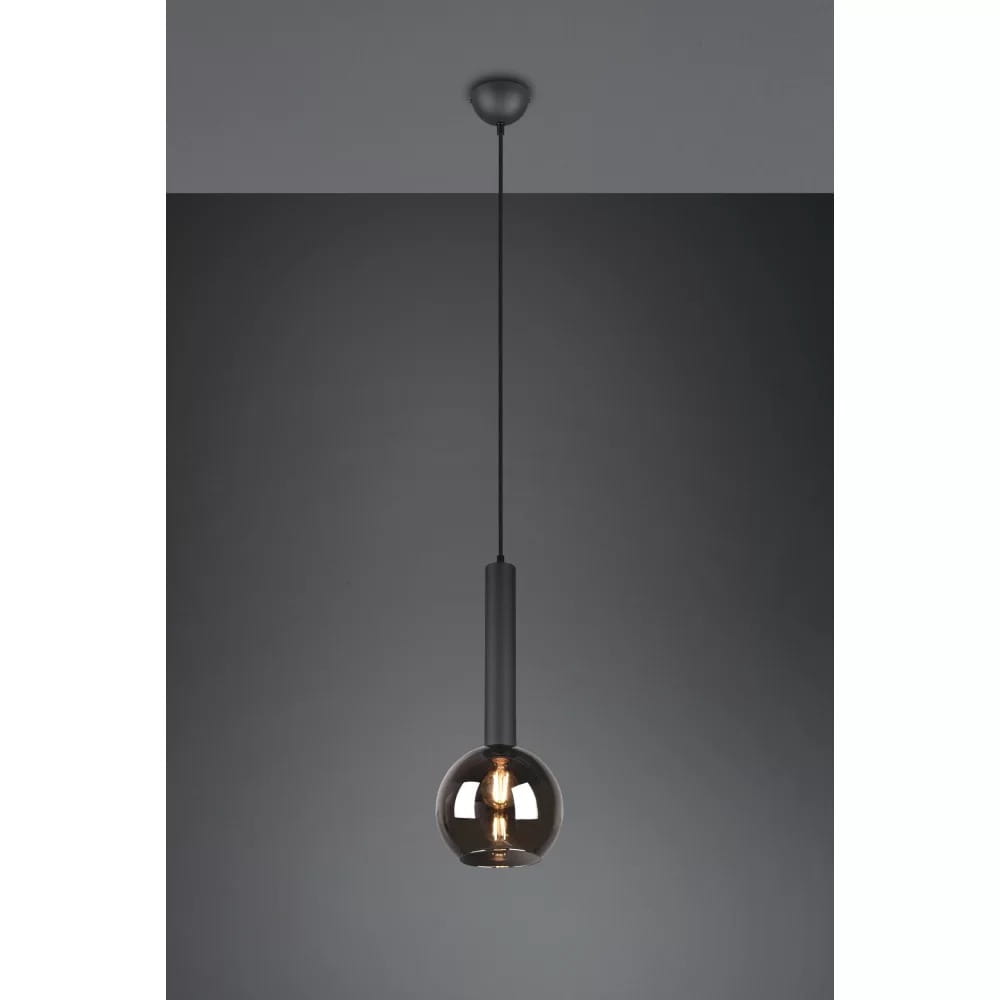 Czarna lampa wisząca Clayton o 1 punkcie świetlnym, składająca się z matowego, cylindrycznego uchwytu i szklanej, przezroczystej kuli, zawieszona na cienkim przewodzie, w minimalistycznym, nowoczesnym stylu.