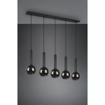 Czarna lampa wisząca Clayton z pięcioma punktami świetlnymi, składająca się z okrągłych kloszy, zawieszona na długich, smukłych linkach, zamontowana na prostokątnej podstawie. Idealna do nowoczesnych wnętrz.