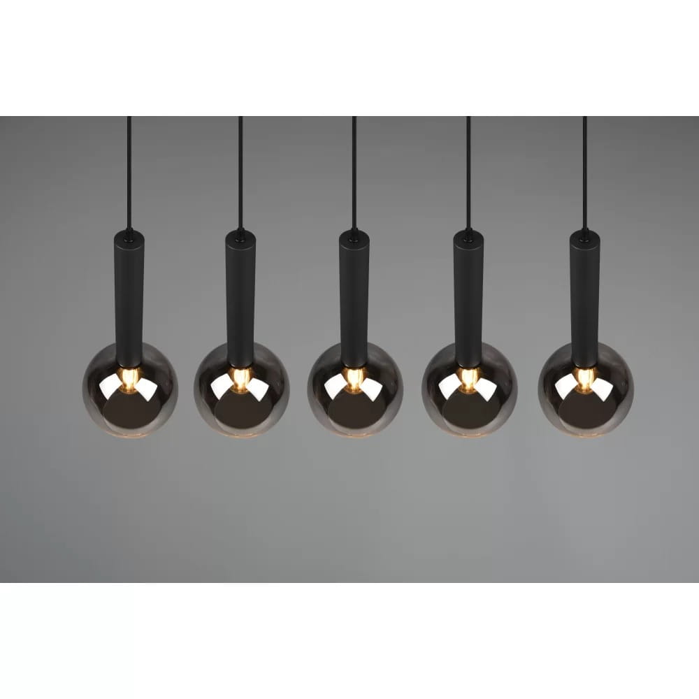 Lampa wisząca Clayton 5-punktowa w kolorze czarnym. Składa się z pięciu kulistych kloszy w odcieniu ciemnego szkła, zawieszonych na cienkich czarnych linkach, z widocznymi źródłami światła. Klosze mają cylindryczne uchwyty.