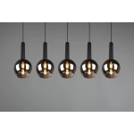 Lampa wisząca Clayton 5-punktowa, czarna, z pięcioma szklanymi kloszami w kształcie kul, zawieszona na cienkich linkach. Klosze mają ciemne, lekko przejrzyste wykończenie, a wewnątrz widoczne żarówki. Tło w odcieniu szarym.