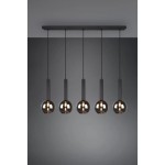 Lampa wisząca Clayton z pięcioma punktami świetlnymi w czarnej kolorystyce. Każda żarówka ma przezroczystą kulistą osłonę i jest zawieszona na cienkich, czarnych linkach. Produkt montowany na prostokątnej podstawie. Tło w odcieniach szarości.