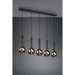 Lampa wisząca Clayton 5-punktowa w kolorze czarnym, z pięcioma szklanymi kloszami o zaokrąglonym kształcie, zawieszona na prostokątnej, czarnej podstawie. Klosze mają ciemne, przezroczyste szkło, na każdej widoczna żarówka.