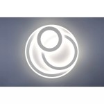 Mita LED lampa sufitowa 3-punktowa w białym kolorze, z okrągłym kształtem i dekoracyjnymi pierścieniami. Ujęcie frontalne, lampa montowana na suficie, z widocznym podświetleniem. Pilot do zdalnego sterowania w zestawie.