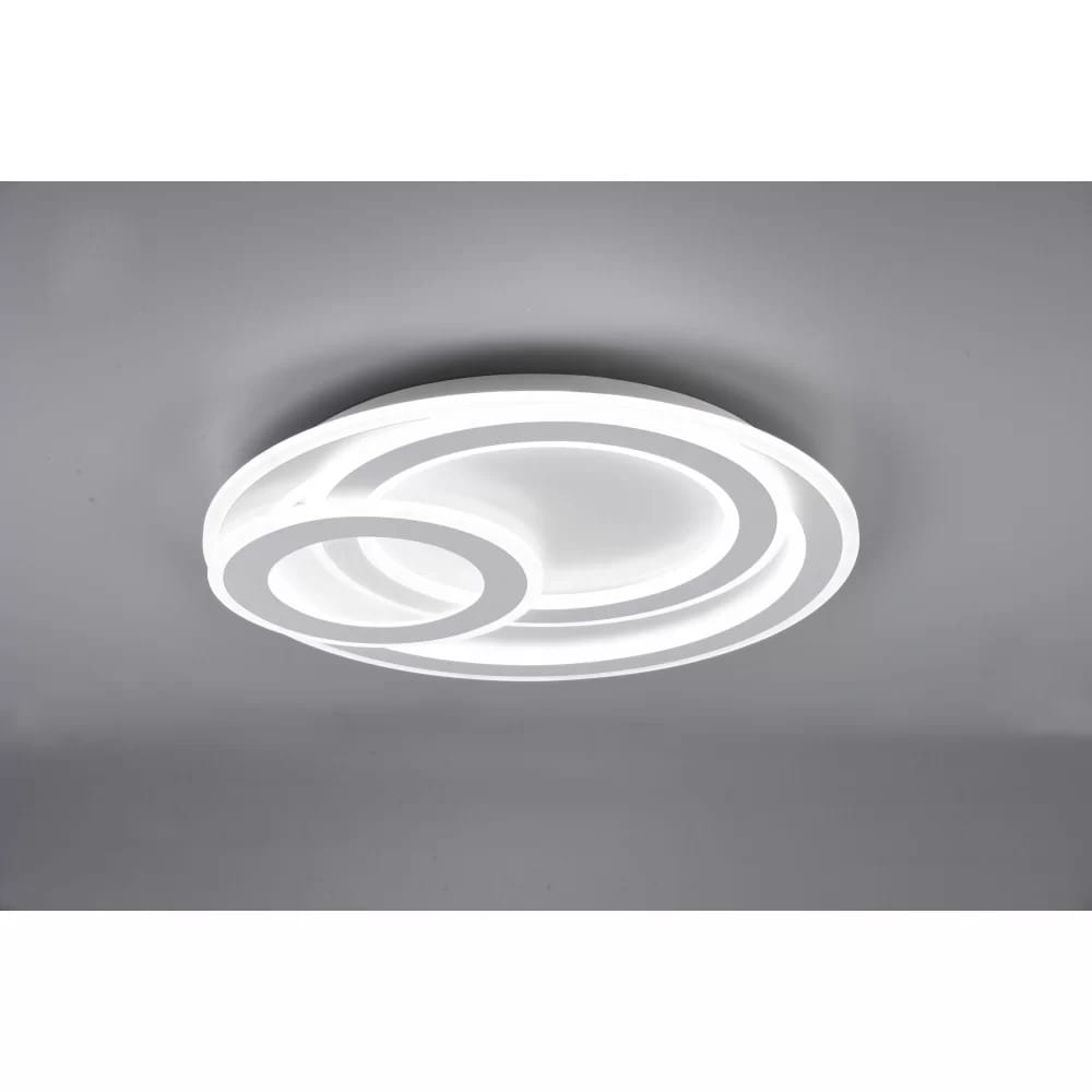 Mita LED lampa sufitowa 3-punktowa w białym kolorze z pilotem, złożona z trzech okrągłych elementów o różnej średnicy, zamontowana na szarym tle. Wzornictwo minimalistyczne, z gładką, matową powierzchnią.