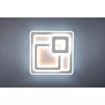 Biała lampa sufitowa Mita LED 3-punktowa z pilotem, o nowoczesnym, kwadratowym kształcie. Widoczne dwa zagnieżdżone prostokąty z podświetleniem, na jednolitym tle. Lampa zamontowana na suficie, w pozycji zamkniętej.