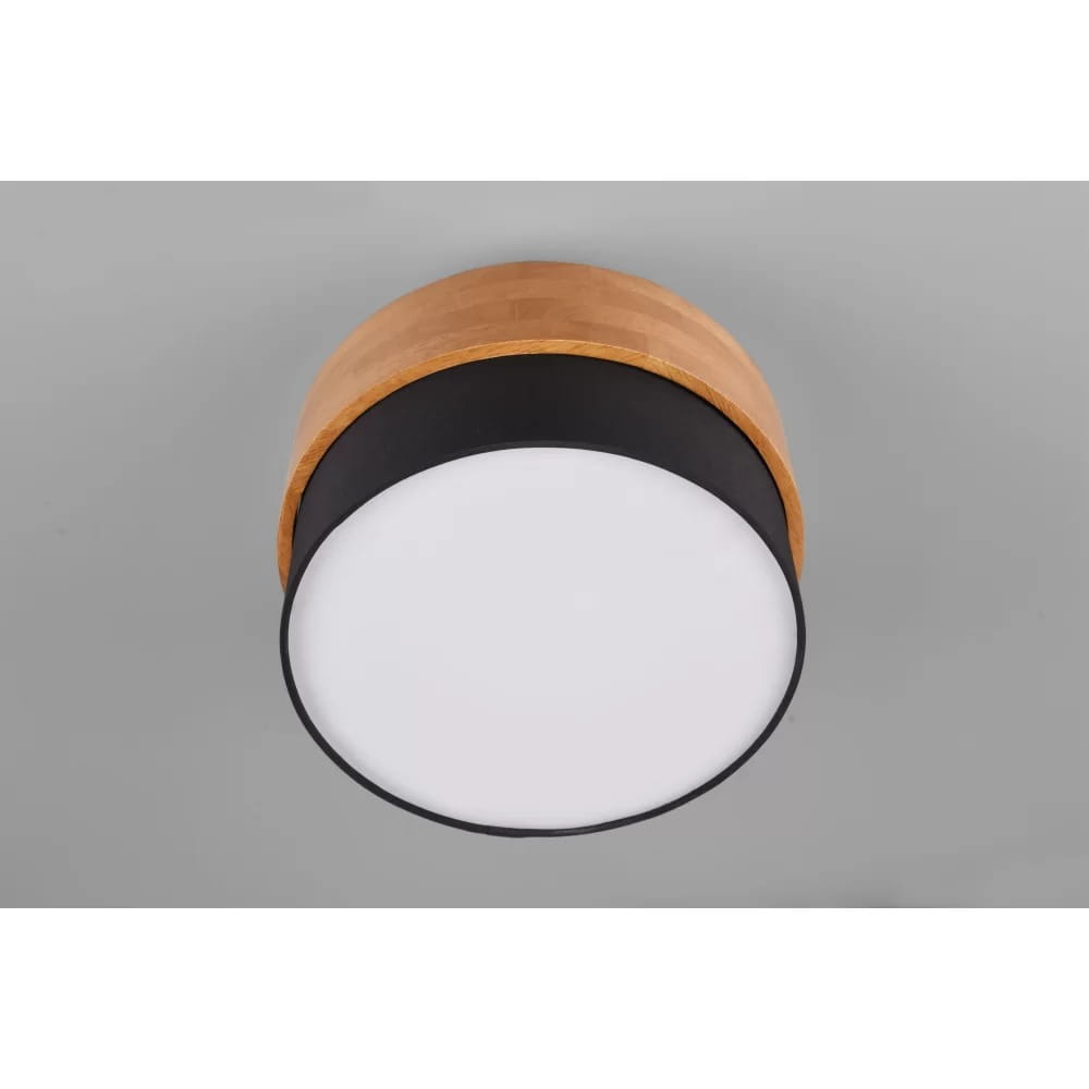 Lampa sufitowa Seasons 2-punktowa o okrągłym, białym kloszu, z naturalnym drewnianym wykończeniem u góry i czarną podstawą. Ujęcie frontalne, produkt zamontowany na gładkim tle.