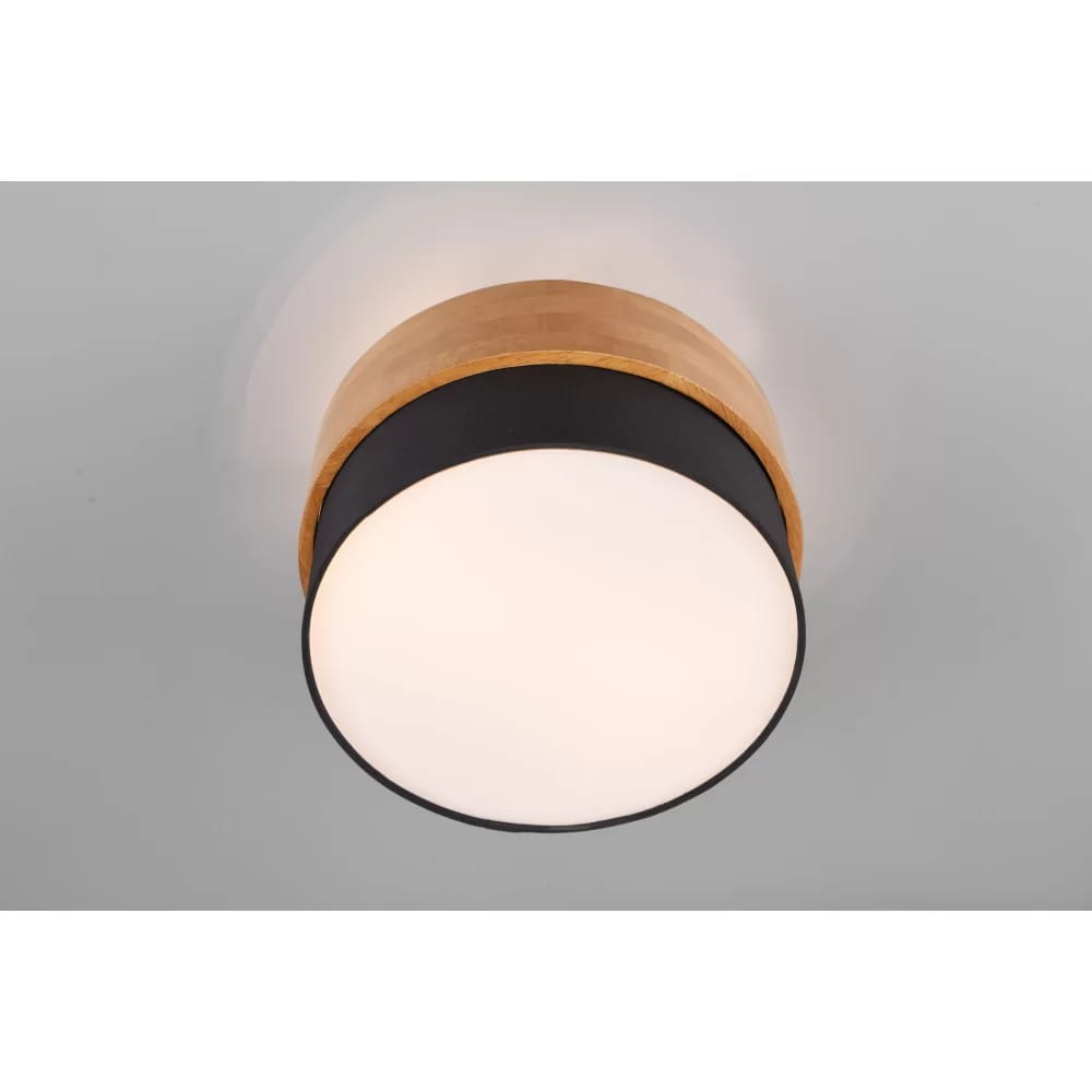 Lampa sufitowa Seasons 2-punktowa w kolorze naturalnym i czarnym. Okrągła, z matowym kloszem, z drewnianym wykończeniem u góry i czarnym obrzeżem. Zawieszona na szarym tle, w pozycji frontalnej.