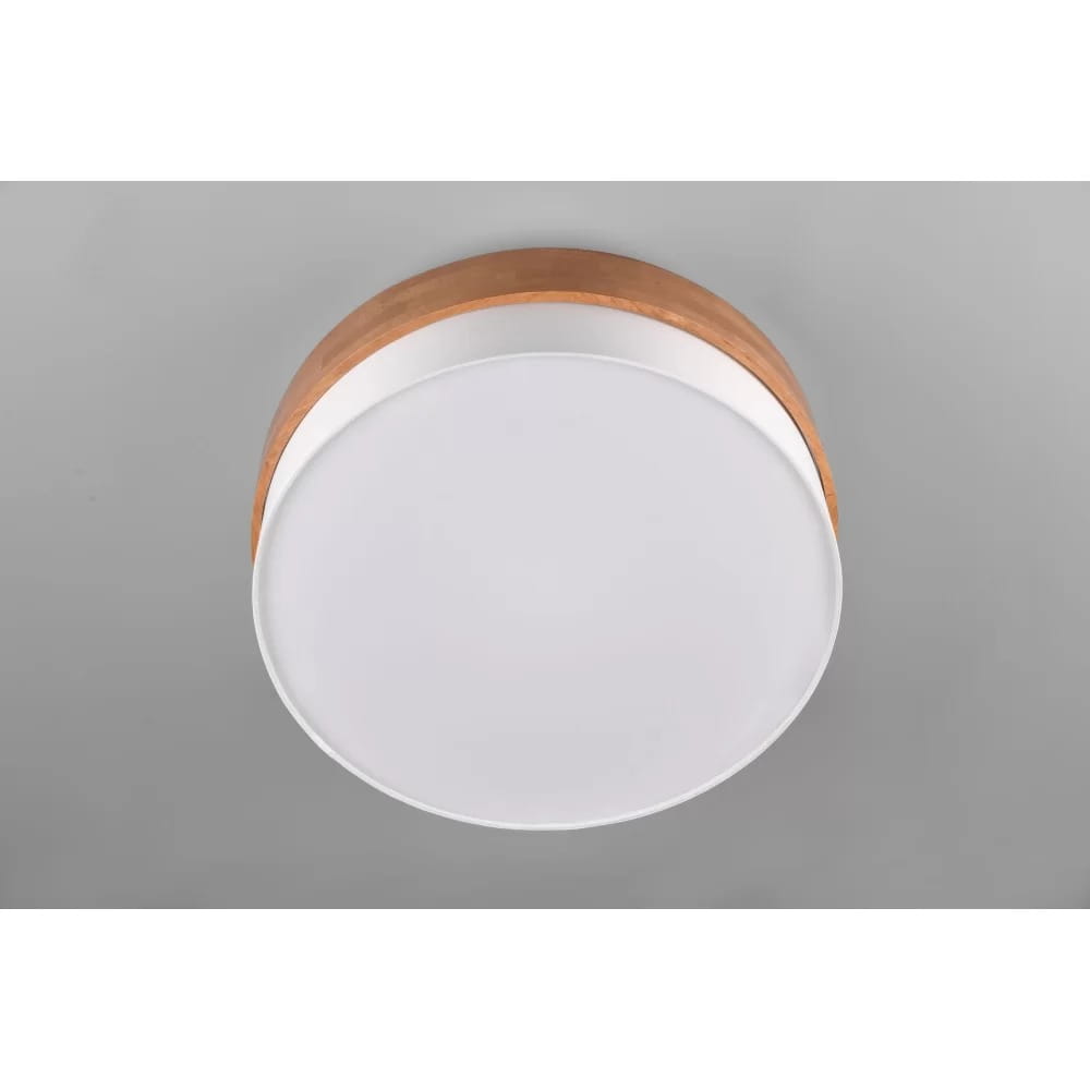 Lampa sufitowa Seasons 3-punktowa w kolorze naturalnym i białym, okrągła, z drewnianym obrzeżem oraz matowym, białym kloszem. Ujęcie z dołu, montowana na suficie, na jednolitym tle.