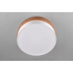 Lampa sufitowa Seasons 3-punktowa w kolorze naturalnym i białym, okrągła, z drewnianym obrzeżem oraz matowym, białym kloszem. Ujęcie z dołu, montowana na suficie, na jednolitym tle.