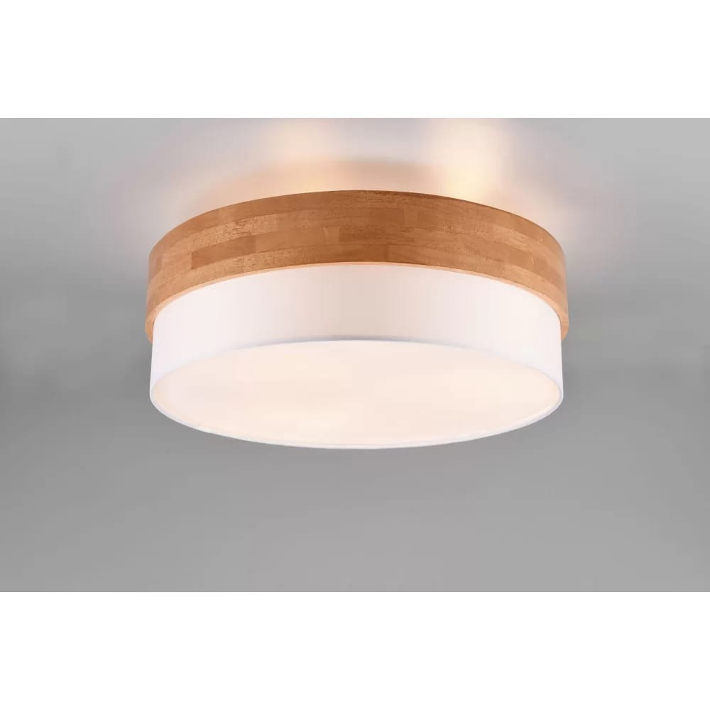 Lampa sufitowa Seasons 3-punktowa w białym kolorze z naturalnym drewnianym wykończeniem. Okrągła forma z białym kloszem, montowana sufitowo, widoczna struktura drewna. Ujęcie z dołu, ukazujące detale i materiał.