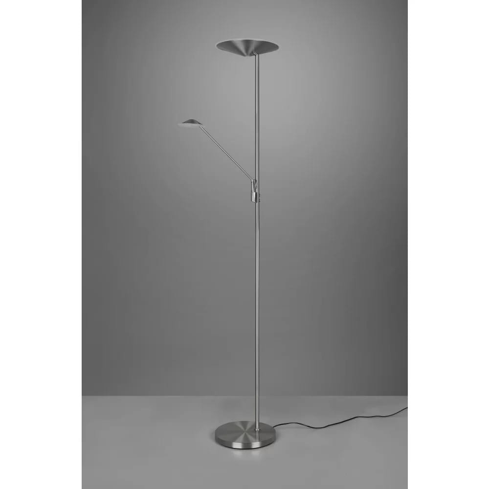 Brantford LED lampa podłogowa 2-punktowa w kolorze niklowym, z prostą, metalową konstrukcją. Wyposażona w dwa regulowane klosze, stojąca na okrągłej podstawie. Kable widoczne przy podstawie, na gładkim, jednolitym tle.