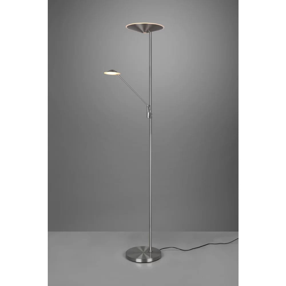 Lampa podłogowa Brantford LED 2-punktowa w kolorze niklu. Posiada dwie głowice: większą, okrągłą u góry oraz mniejszą, regulowaną na ramieniu. Stojąca na okrągłej podstawie, z kablem zasilającym widocznym na podłodze. Tło neutralne, szare.