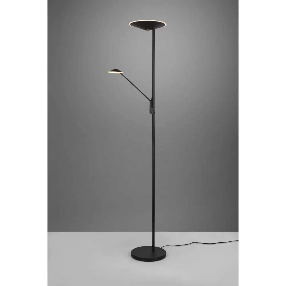 Czarna lampa podłogowa Brantford LED z dwoma punktami świetlnymi. Wysoka, z okrągłą podstawą i regulowanym ramieniem, jedno źródło światła umieszczone na górze, drugie na niższym poziomie. Prosta, nowoczesna forma, umieszczona na jednolitym tle.