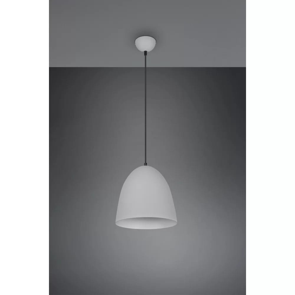 Lampa wisząca Tilda D25 w kolorze szarym, o kształcie stożkowatym. Zawieszona na czarnym przewodzie, montowana do sufitu. Prosta, matowa powierzchnia oraz minimalistyczny design. Tło w odcieniach szarości.