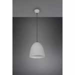Lampa wisząca Tilda D25 w kolorze szarym, o kształcie stożkowatym. Zawieszona na czarnym przewodzie, montowana do sufitu. Prosta, matowa powierzchnia oraz minimalistyczny design. Tło w odcieniach szarości.