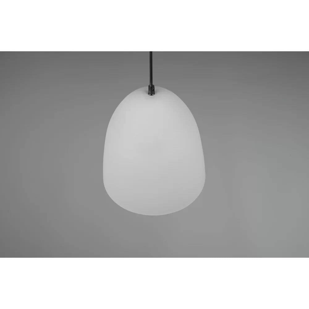 Szara lampa wisząca Tilda D25 z matowym kloszem w kształcie stożka, zawieszona na cienkim czarnym kablu. Produkt ukazany z góry na jednolitym szarym tle, podkreślający jego minimalistyczny design.