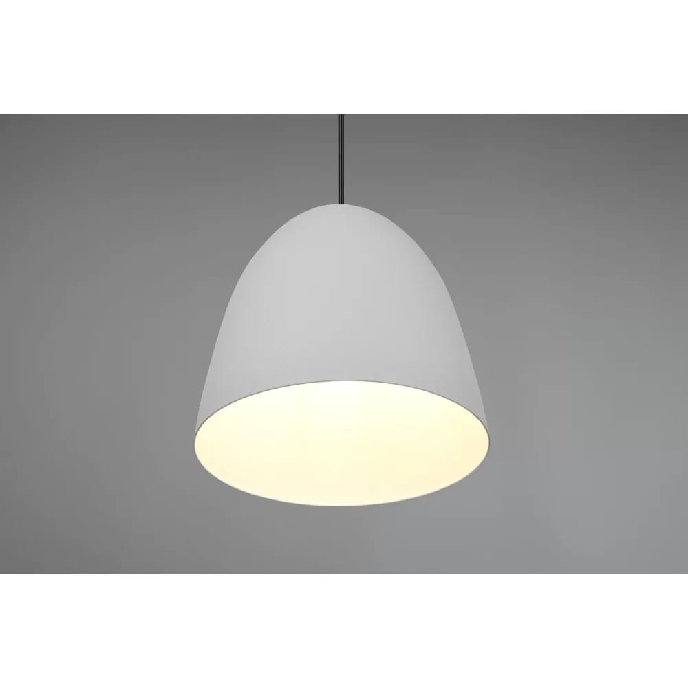 Lampa wisząca Tilda D25 w kształcie stożka, w kolorze szarym, z białym kloszem emitującym ciepłe światło. Zawieszona na cienkim czarnym przewodzie, prezentuje minimalistyczny design. Tło jednolite, szare.