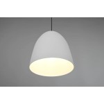 Lampa wisząca Tilda D25 w kształcie stożka, w kolorze szarym, z białym kloszem emitującym ciepłe światło. Zawieszona na cienkim czarnym przewodzie, prezentuje minimalistyczny design. Tło jednolite, szare.