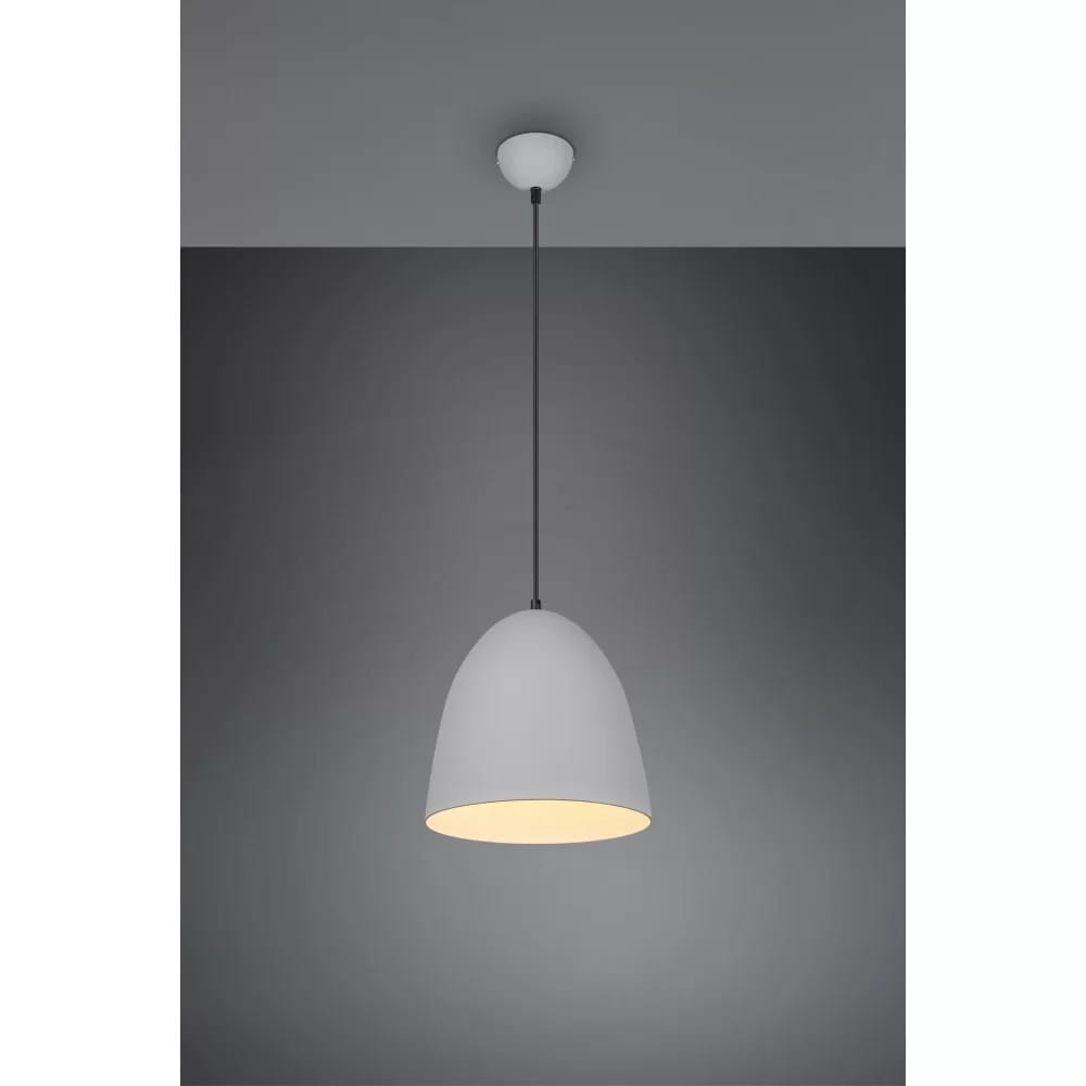 Lampa wisząca Tilda D25, 1-punktowa, w kształcie stożka, w kolorze szarym. Ujęcie z boku, zawieszona na czarnym przewodzie. Emituje ciepłe światło z wewnętrznej części klosza. Tło w odcieniach szarości, podkreślające minimalistyczny design.