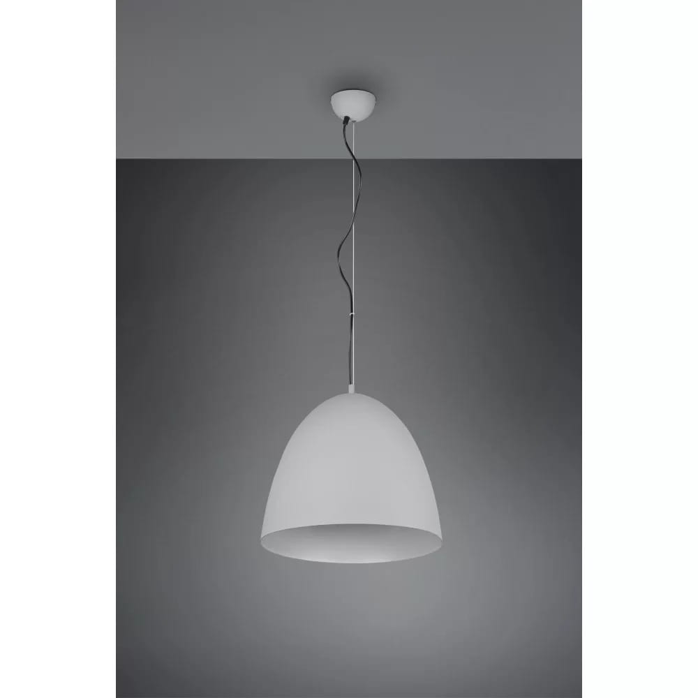 Lampa wisząca Tilda D40 w kolorze szarym, o kształcie stożkowatym, zawieszona na cienkim, metalowym przewodzie. Ujęcie frontalne, z widocznym mocowaniem sufitowym. Tło ciemnoszare, co podkreśla kolor lampy.