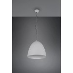 Lampa wisząca Tilda D40 w kolorze szarym, o kształcie stożkowatym, zawieszona na cienkim, metalowym przewodzie. Ujęcie frontalne, z widocznym mocowaniem sufitowym. Tło ciemnoszare, co podkreśla kolor lampy.