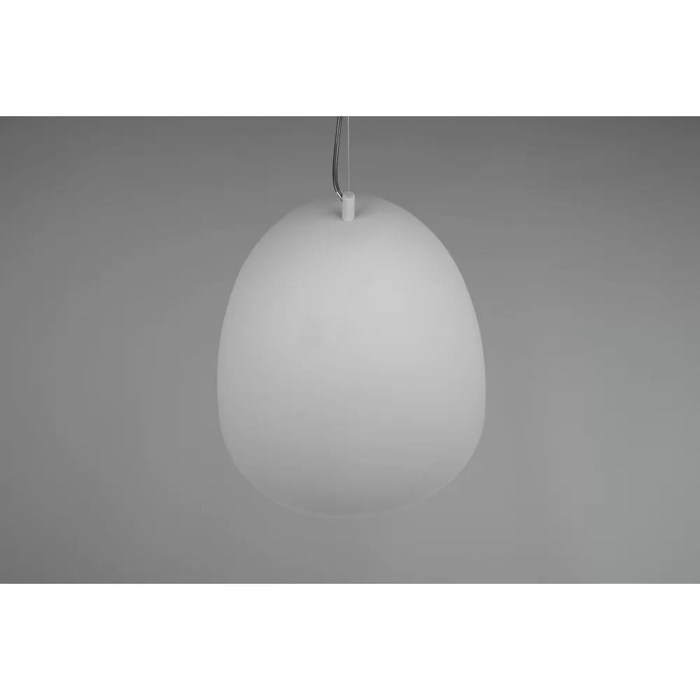 Lampa wisząca Tilda D40 w kolorze szarym, o kształcie lekko zaokrąglonym. Zawieszona na cienkim przewodzie, prezentuje minimalistyczny design. Wykonana z matowego materiału, idealna do nowoczesnych wnętrz.