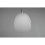 Lampa wisząca Tilda D40 w kolorze szarym, o kształcie lekko zaokrąglonym. Zawieszona na cienkim przewodzie, prezentuje minimalistyczny design. Wykonana z matowego materiału, idealna do nowoczesnych wnętrz.