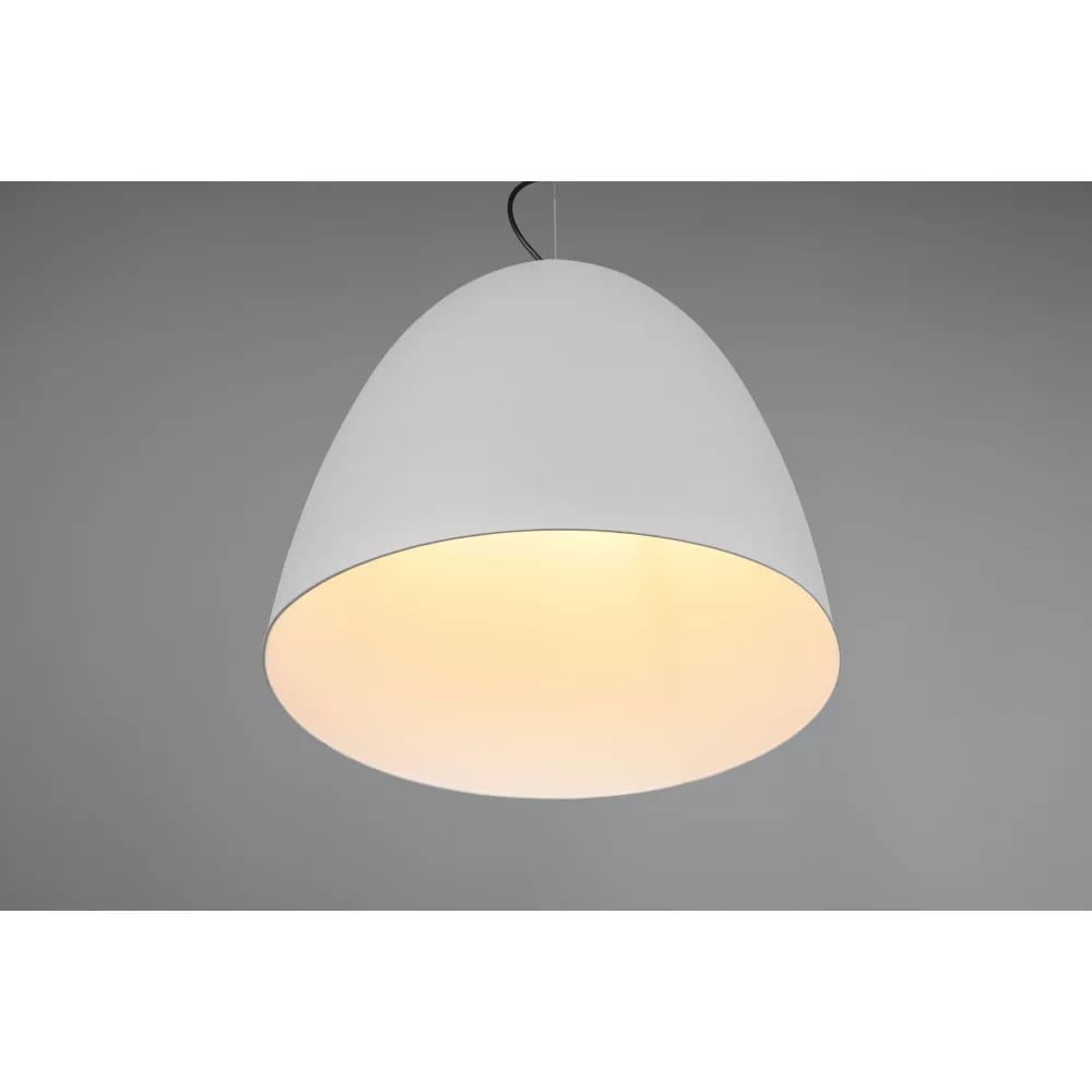 Lampa wisząca Tilda D40 w kolorze szarym, o kształcie stożka. Wnętrze klosza w kolorze białym, emitujące ciepłe światło. Całość zawieszona na cienkim przewodzie, na jednolitym tle.