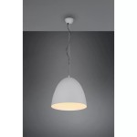 Lampa wisząca Tilda D40 w kolorze szarym, o kształcie stożkowatym, zawieszona na cienkim przewodzie. Źródło światła ukryte wewnątrz, emitujące ciepłe światło. Montaż sufitowy, otoczenie w szarościach.