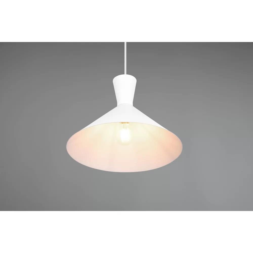 Lampa wisząca Enzo D35 w kolorze białym, z metalowym kloszem w kształcie stożka, zawieszona na cienkim sznurku. Wnętrze klosza ma delikatny odcień kremowy, a w centralnej części widoczna jest żarówka. Tło szare, minimalistyczne.
