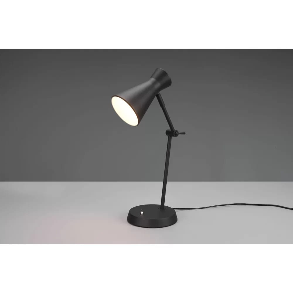 Czarna lampa stołowa Enzo z pojedynczym punktem świetlnym, o klasycznym kształcie. Ustawiona na okrągłej podstawie, z regulowanym ramieniem i kloszem w formie stożka. Kabel z włącznikiem na podstawie, w minimalistycznym stylu.
