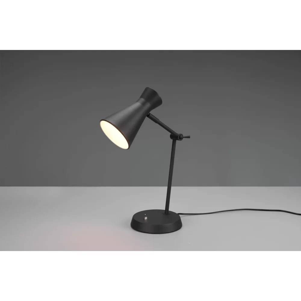 Czarna lampa stołowa Enzo z metalowym kloszem w kształcie stożka, na regulowanym ramieniu. Stabilna podstawa z włącznikiem na kablu. Oświetlenie w minimalistycznym stylu, idealna do biura lub sypialni.