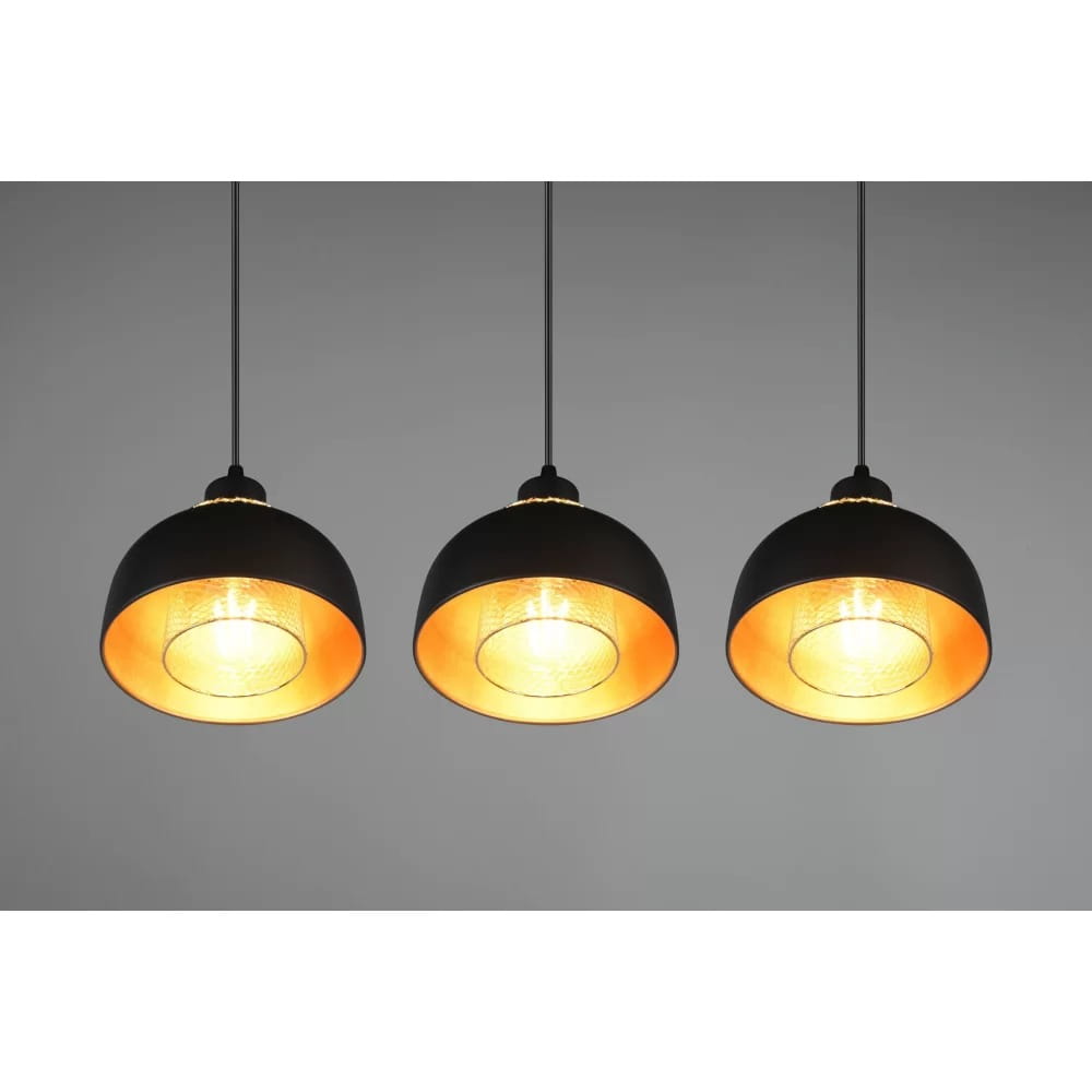Lampa wisząca Punch, 3-punktowa, czarna. Trzy okrągłe klosze zewnętrznie czarne, wewnątrz złote, zawieszone na cienkich linkach. Klosze mają gładką powierzchnię i zaokrąglony kształt, umieszczone na równym poziomie, idealne do nowoczesnych wnętrz.