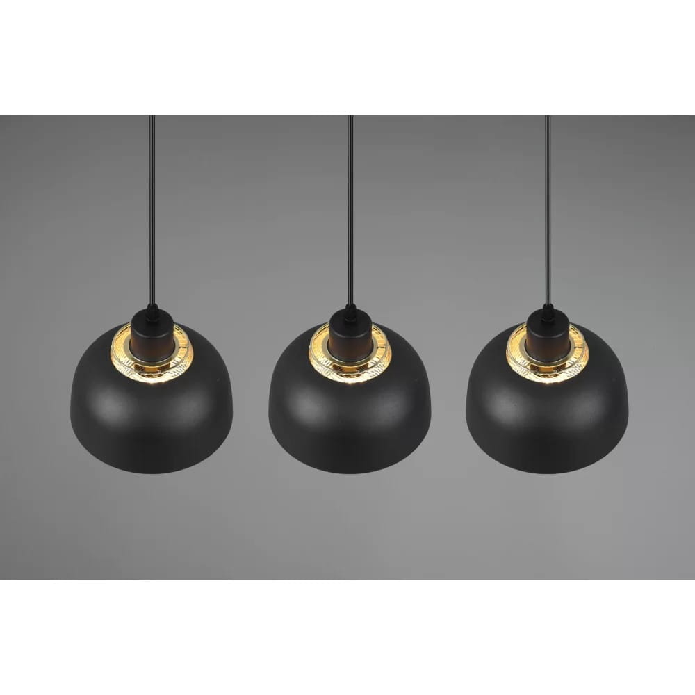 Lampa wisząca Punch 3-punktowa w kolorze czarnym z matowymi kloszami i złotymi detalami u góry, zawieszona na cienkich czarnych linkach. Ujęcie frontalne, pokazujące wszystkie trzy klosze w równym odstępie. Tło w odcieniu szarości.