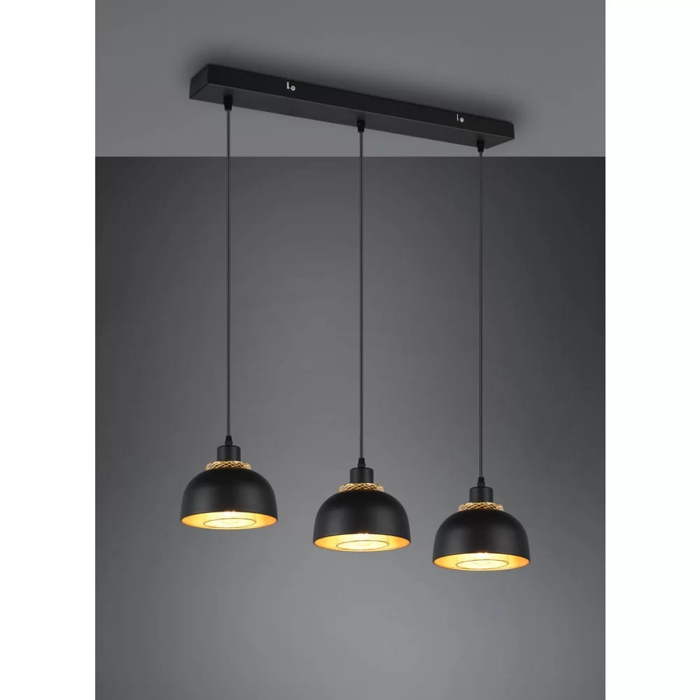 Lampa wisząca Punch 3-punktowa w kolorze czarnym z trzema kloszami. Klosze mają złote wnętrza, zawieszone na cienkich linkach z czarnym stelażem. Kąt ujęcia: z góry, na jednolitym tle.