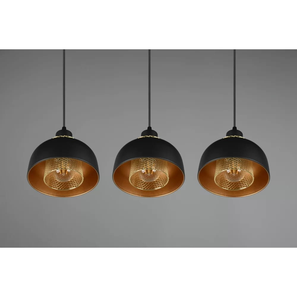 Lampa wisząca Punch 3-punktowa w kolorze czarnym. Okrągłe klosze zewnętrznie czarne, wewnętrznie miedziane. Ułożona poziomo, zawieszona na czarnych kablach. Widoczne żarówki z siatkowym wzorem, tworzące nowoczesny efekt świetlny.