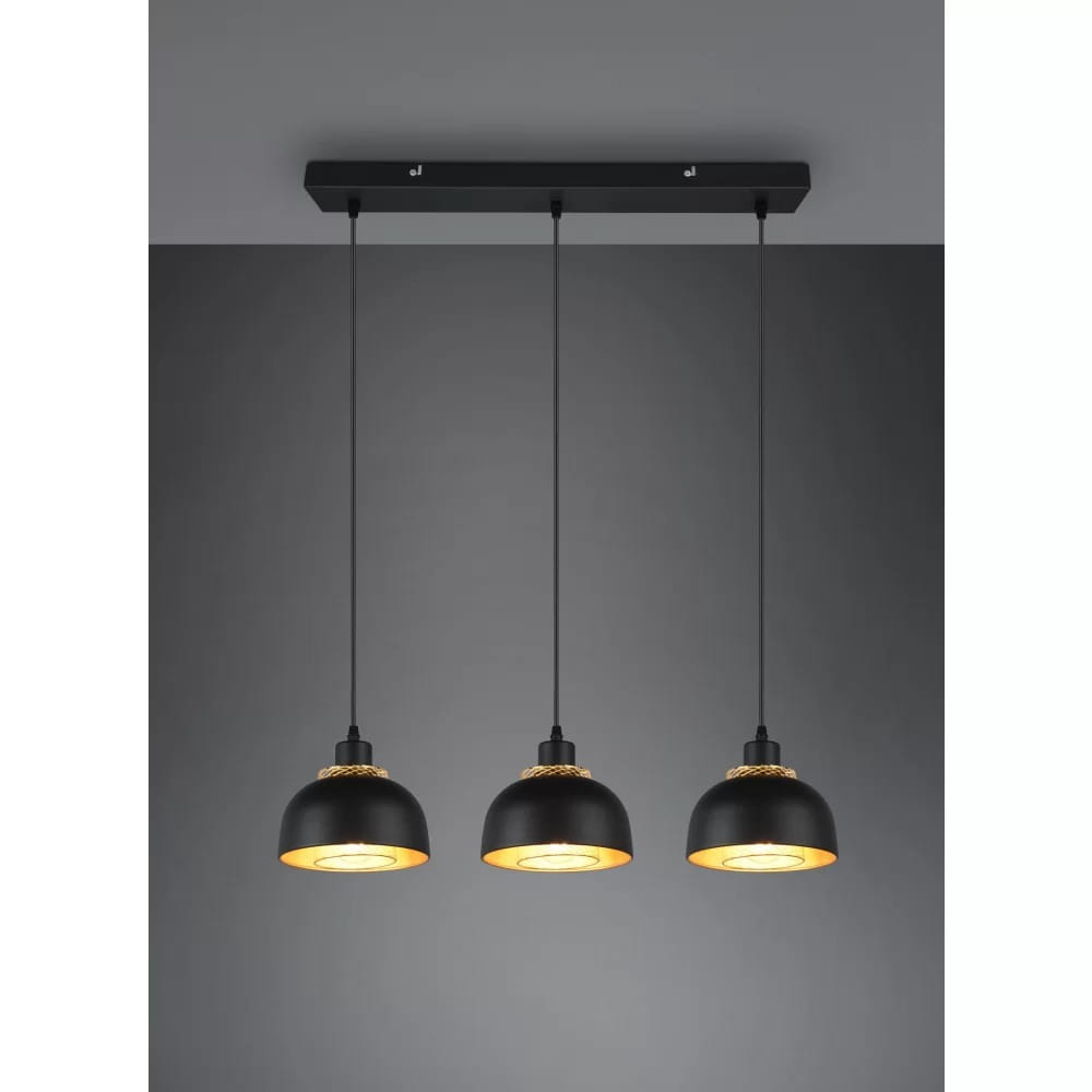 Czarna lampa wisząca 3-punktowa Punch R30813032 z metalowymi kloszami w kształcie misek, zawieszona na cienkich linkach. Klosze mają złote wnętrze, co podkreśla ich elegancki wygląd. Lampa zamontowana na prostokątnej, czarnej podstawie.