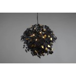 Czarna lampa wisząca Leavy z czterema punktami świetlnymi, w kształcie kuli, pokryta liśćmi w odcieniach czerni i złota. Zawieszona na łańcuchu, idealna do nowoczesnych wnętrz. Tło szare, minimalistyczne.