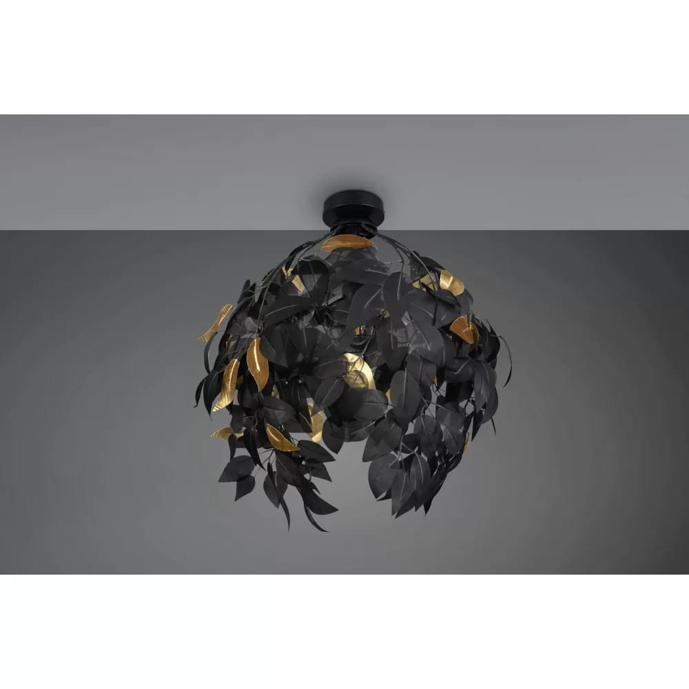 Czarna lampa sufitowa Leavy 1-punktowa z dekoracyjnymi liśćmi w złotym kolorze. Ujęcie z dołu, lampa zawieszona w centralnej części pomieszczenia, na szarym tle. Widoczna struktura liści i kształt klosza.