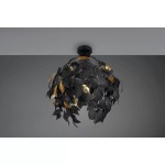 Czarna lampa sufitowa Leavy 1-punktowa z dekoracyjnymi liśćmi w złotym kolorze. Ujęcie z dołu, lampa zawieszona w centralnej części pomieszczenia, na szarym tle. Widoczna struktura liści i kształt klosza.