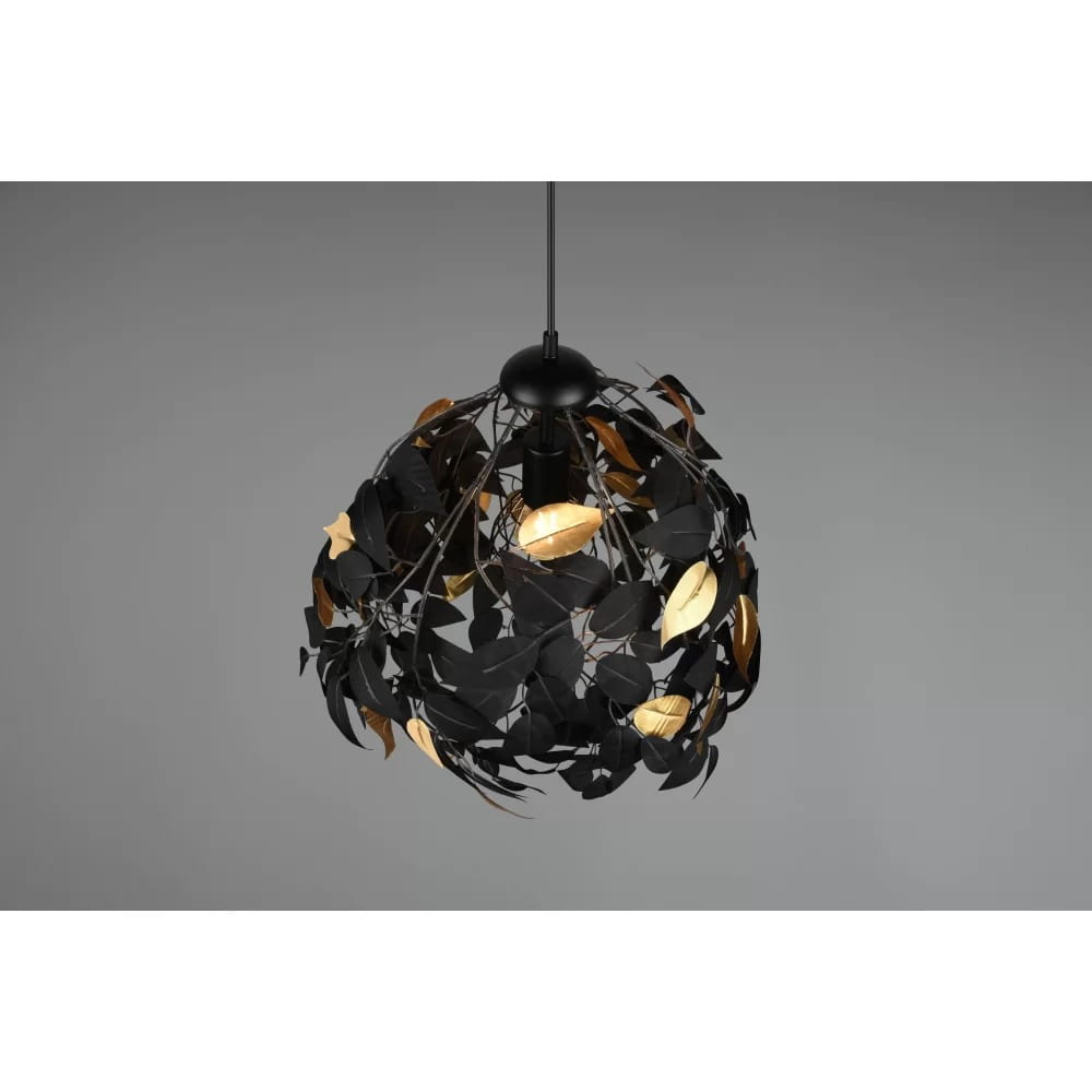 Czarna lampa wisząca Leavy z metalową konstrukcją w kształcie kuli, ozdobiona czarnymi i złotymi liśćmi. Widok z góry, z zawieszeniem na długim kablu. Idealna do nowoczesnych wnętrz, tworzy efektowne oświetlenie.